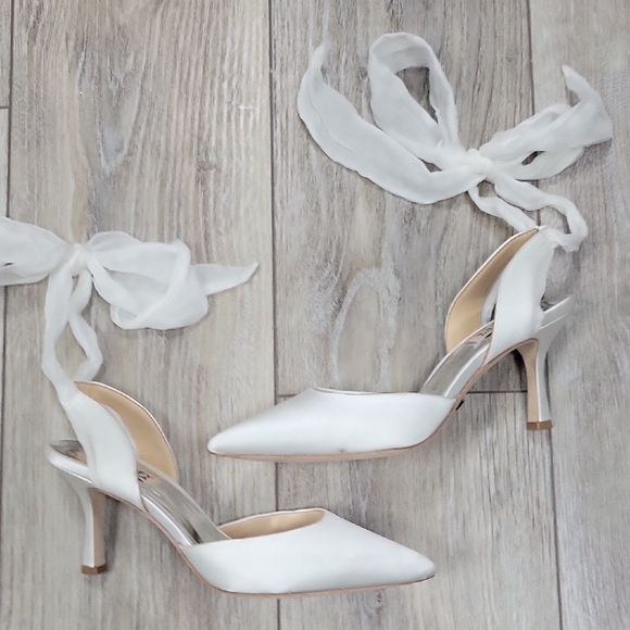 Badgley Mischka Size 6 Blaze White Satin Bow Stilettos - Picture 4 of 10